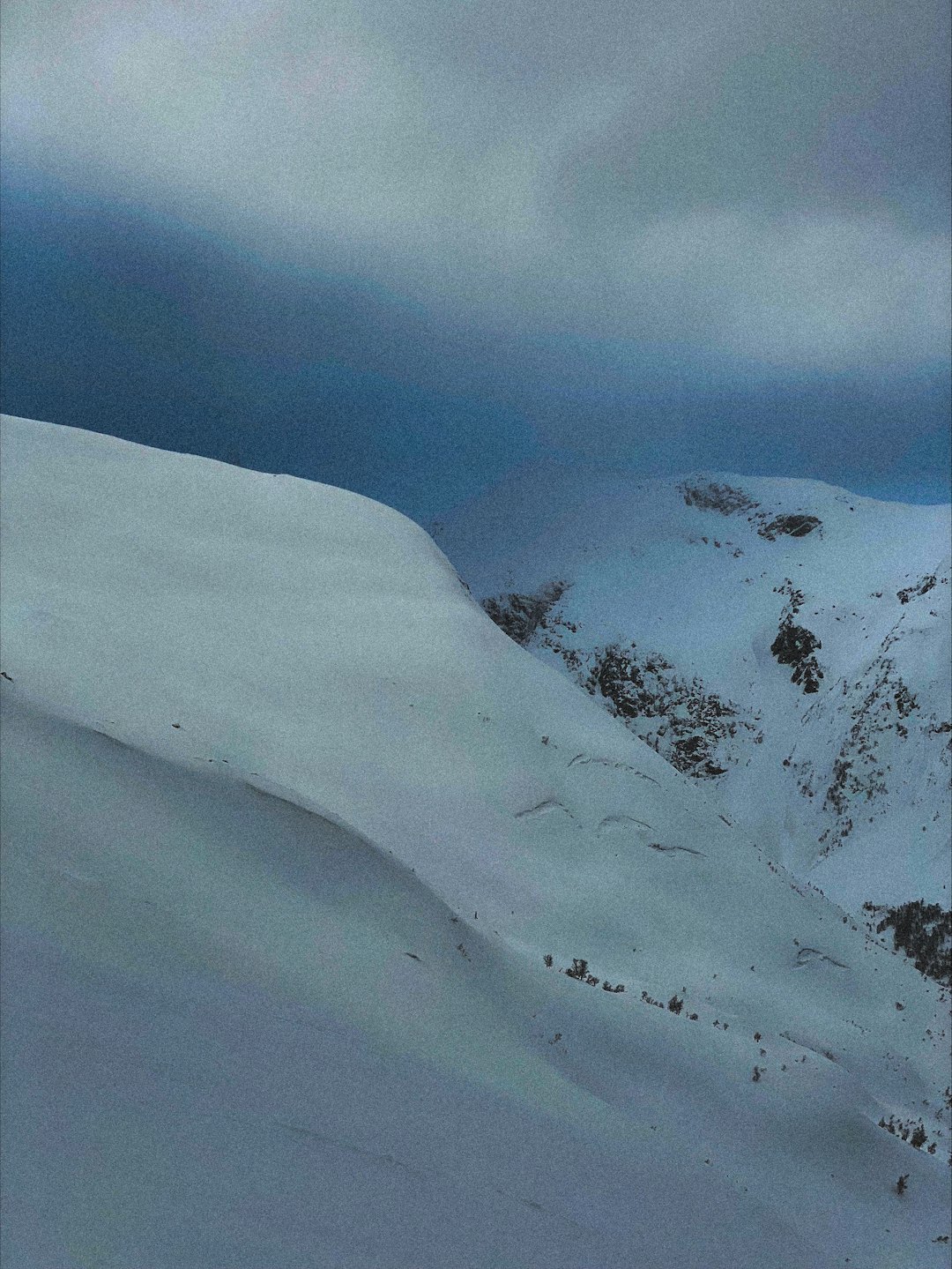 SOGNDAL: Skikjører Henrik Ulleland mener lyset ble spesielt spennende med den røde Sahara-sanden på kvelden, og at det var tydeligere med det blotte øyet. Foto: Henrik Ulleland SOGNDAL: Skikjører Henrik Ulleland mener lyset ble spesielt spennende med den røde Sahara-sanden på kvelden, og at det var tydeligere med det blotte øyet. Foto: Henrik Ulleland