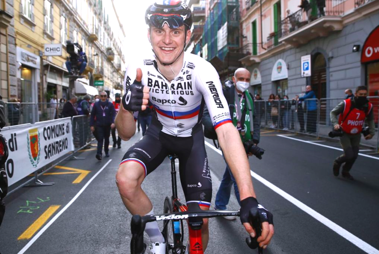UNIK: Matej Mohoric takker setepinnen for seieren i Milano-Sanremo. Foto: Merida. UNIK: Matej Mohoric takker setepinnen for seieren i Milano-Sanremo. Foto: Merida.