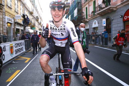 UNIK: Matej Mohoric takker setepinnen for seieren i Milano-Sanremo. Foto: Merida. UNIK: Matej Mohoric takker setepinnen for seieren i Milano-Sanremo. Foto: Merida.