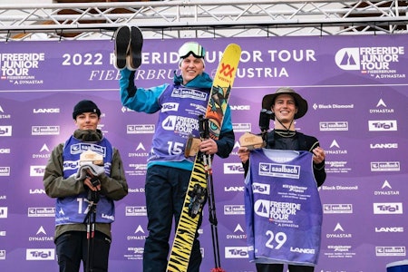 LEDER SAMMENLAGT: Etter seier i Fieberbrunn lørdag ligger Vetle Gangeskar (i midten) svært godt an til å vinne Freeride Junior Tour sammenlagt. gutter på premiepall