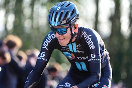 STIGER I GRADENE: Jonas Iversby Hvideberg kom seg i brudd, og sikret med deg både ungdoms-og klatretrøye. Arkivfoto: Cor Vos. STIGER I GRADENE: Jonas Iversby Hvideberg kom seg i brudd, og sikret med deg både ungdoms-og klatretrøye. Arkivfoto: Cor Vos.