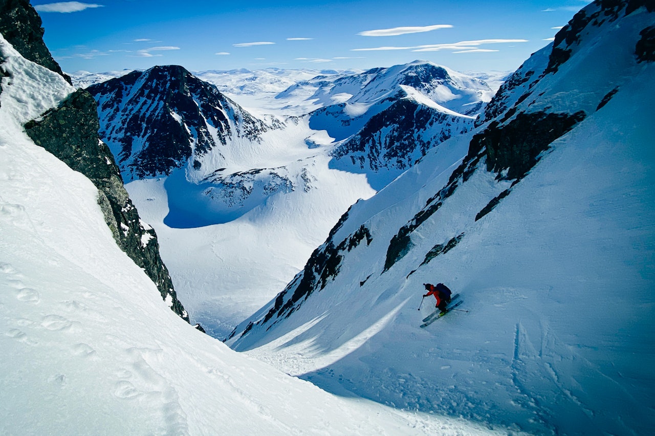 TOPPEN: Trygve Sande i det som det som trolig er førstenedkjøringen av den stupbratte østsida på Vikesoksa i Sunndalsfjella. Foto: Tore Meirik vikesoksa på ski førstenedkjøring tore meirik trygve sande