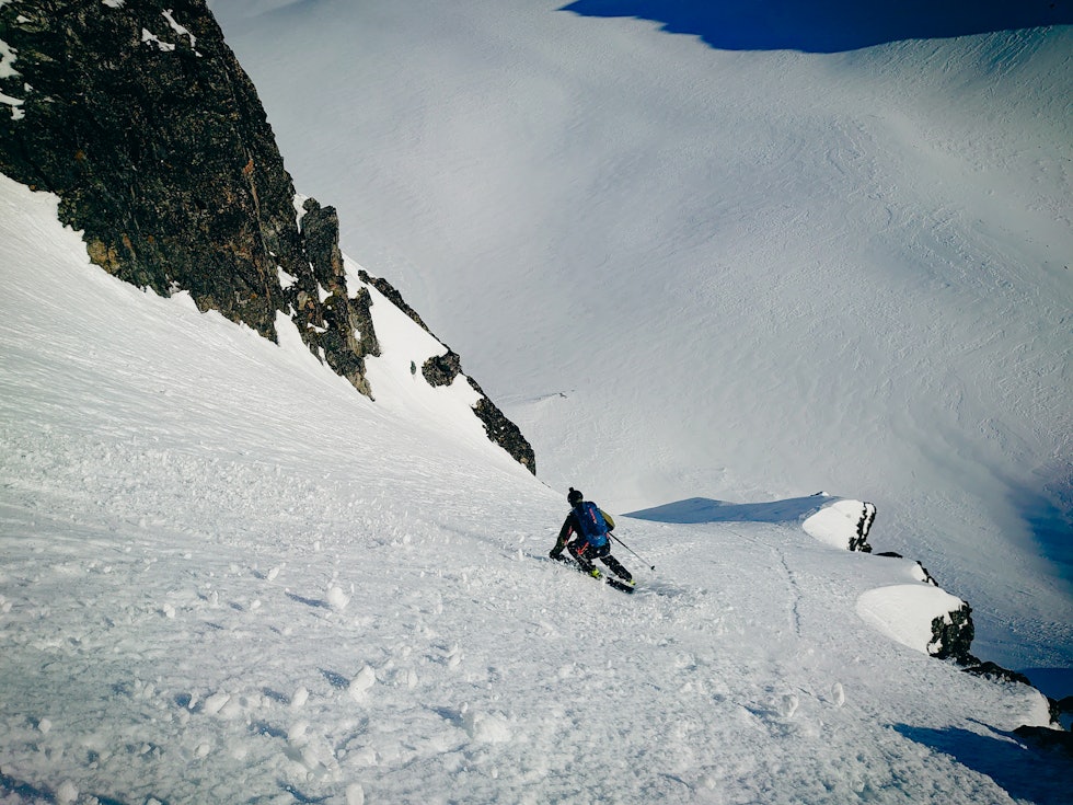 PÅ FLANKEN: Tore Meirik på vei ned den stupbratte og eksponerte flanken. Foto: Trygve Sande vikesoksa førstenedkjøring på ski tore meirik trygve sande