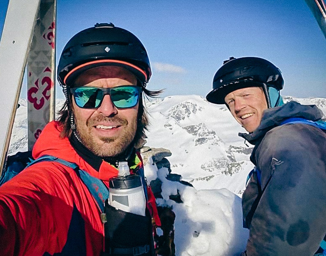 skikjørere tar selfie på toppen av et fjell