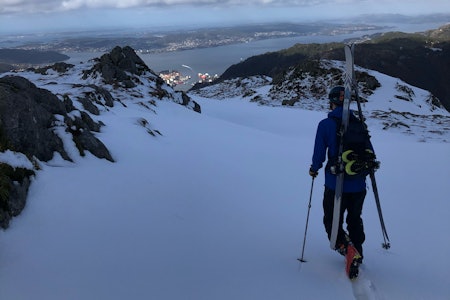 ULRIKEN: Det var overraskende gode skiforhold på Ulriken, og de to kameratene fikk flere hundre høydemeter med skikjøring. Foto: Audun Wanvik Haugen Ulriken sikjøring.