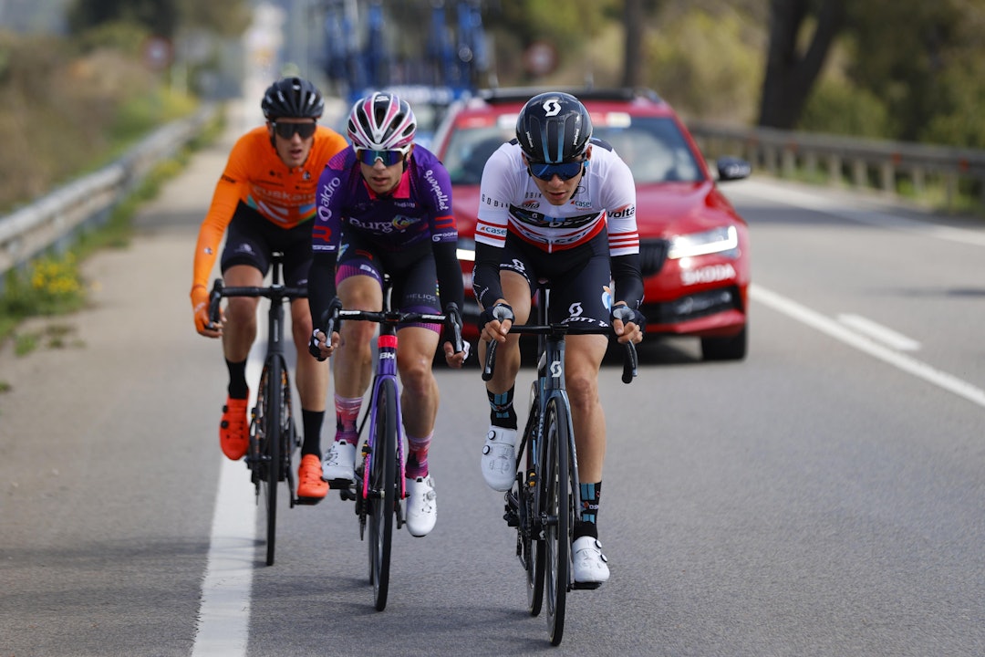 TET-TRIO: Jonas Iversby Hvideberg var den ivrigste i dagens brudd. Der satt han sammen med Joan Bou (Euskaltel - Euskadi) og Adrià Moreno (Burgos - BH). Foto: Cor Vos. TET-TRIO: Jonas Iversby Hvideberg var den ivrigste i dagens brudd. Der satt han sammen med Joan Bou (Euskaltel - Euskadi) og Adrià Moreno (Burgos - BH). Foto: Cor Vos.