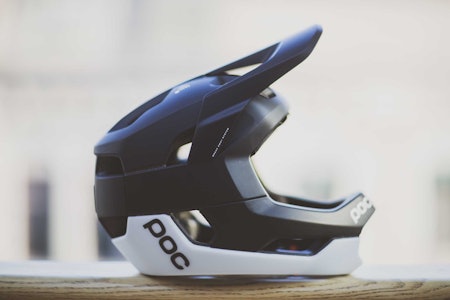 LUFTIG: Den nye helhjelmen fra POC skal være rettet spesielt mot endurosyklister som vil ha god lufting. Foto: Kristoffer H. Kippernes. poc otocon hjelm