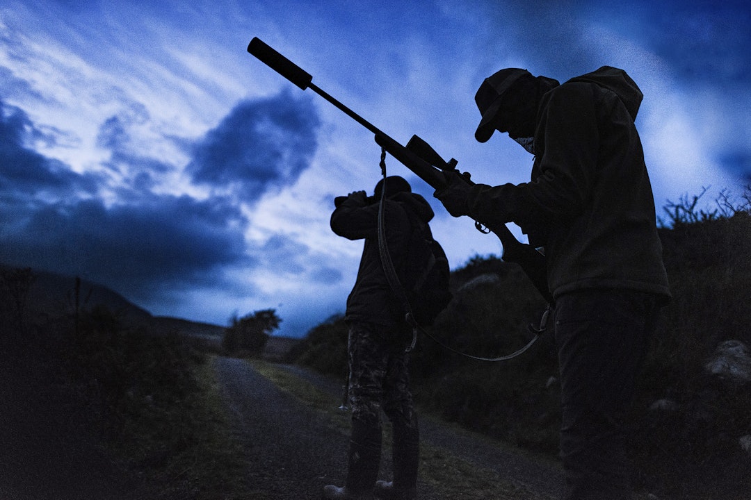 jeger og guide gjør seg klar for jakt på sikahjort i irland