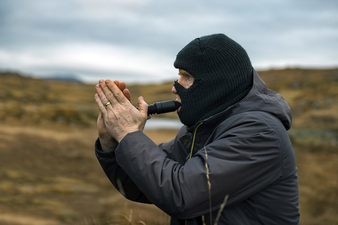 jaktguide med finlandshette og lokkefløyte for jakt etter sikahjort i Irland
