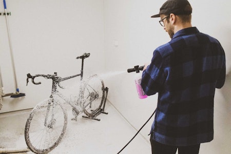 SYKKELVASK: Oppgaven er enkel, men det finnes mange måter å gjøre det på. Du kan for eksempel vaske sykkelen med en høyttrykksspyler fra Muc-Off som vi har testet. Foto: Gunhild Aaslie Soldal. test muc off høyttrykksspyler