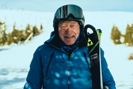 MYE SKIGLEDE: Kjell Aurmo jobber som skilærer på Trysil og kjører på ski stort sett hver dag. Foto: Christian Nerdrum Gammel mann med ski