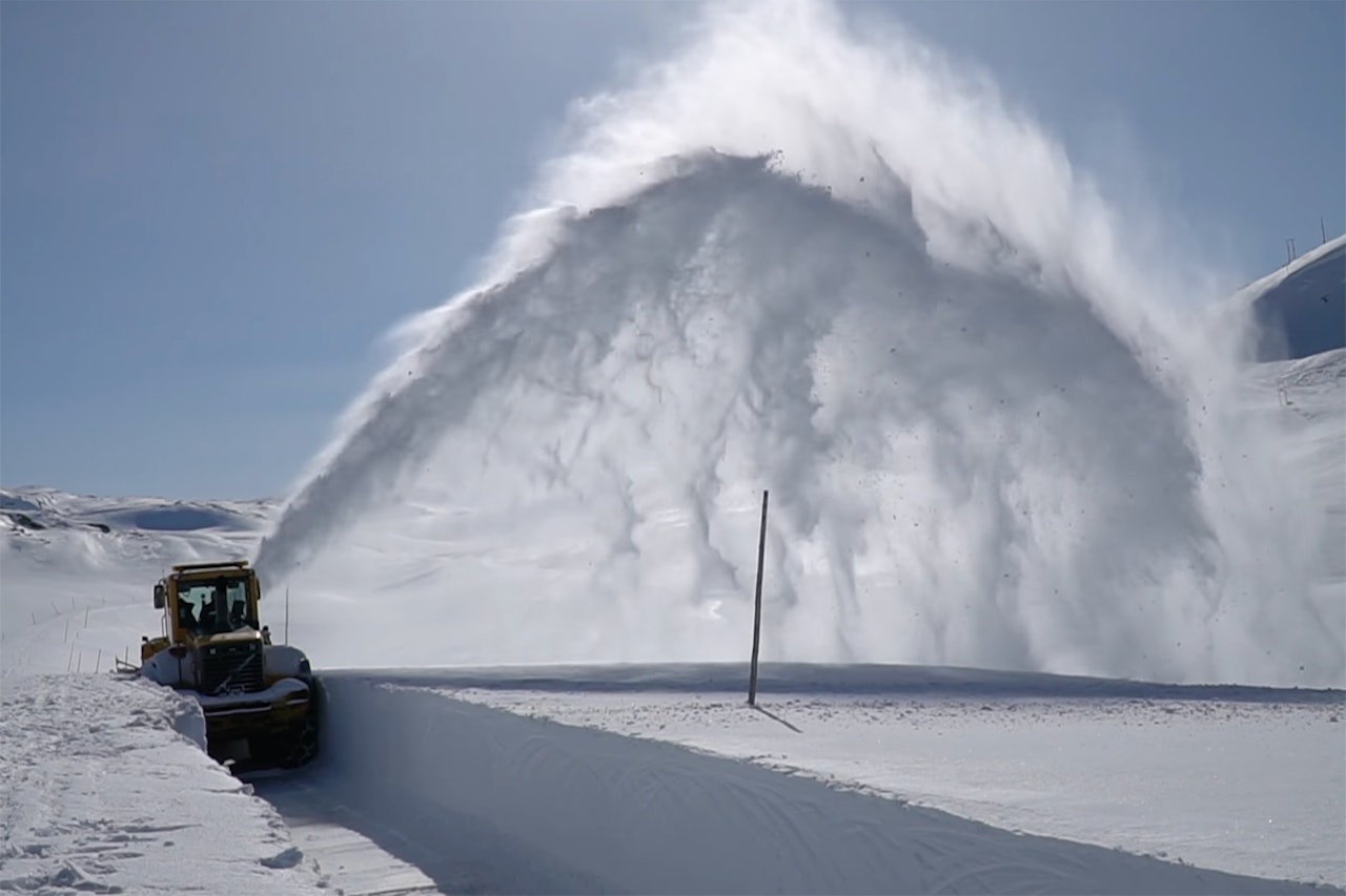 ÅPNES: Sognefjellsvegen til Sognefjellshytta åpner fra øst allerede før påske i år. Foto: Skjermdump Sognefjellsvegen