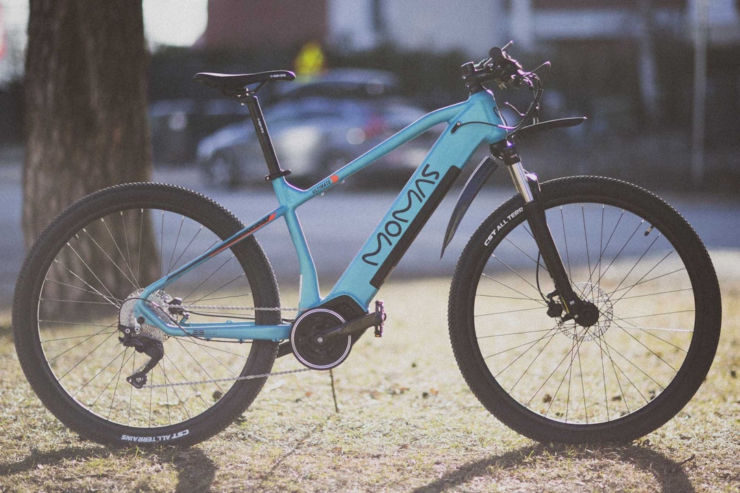 RIMELIG: Momas Ultimate er en rimelig og allsidig elsykkel - vi har testet den til variert sykling. Foto: Kristoffer H. Kippernes. elsykkel test