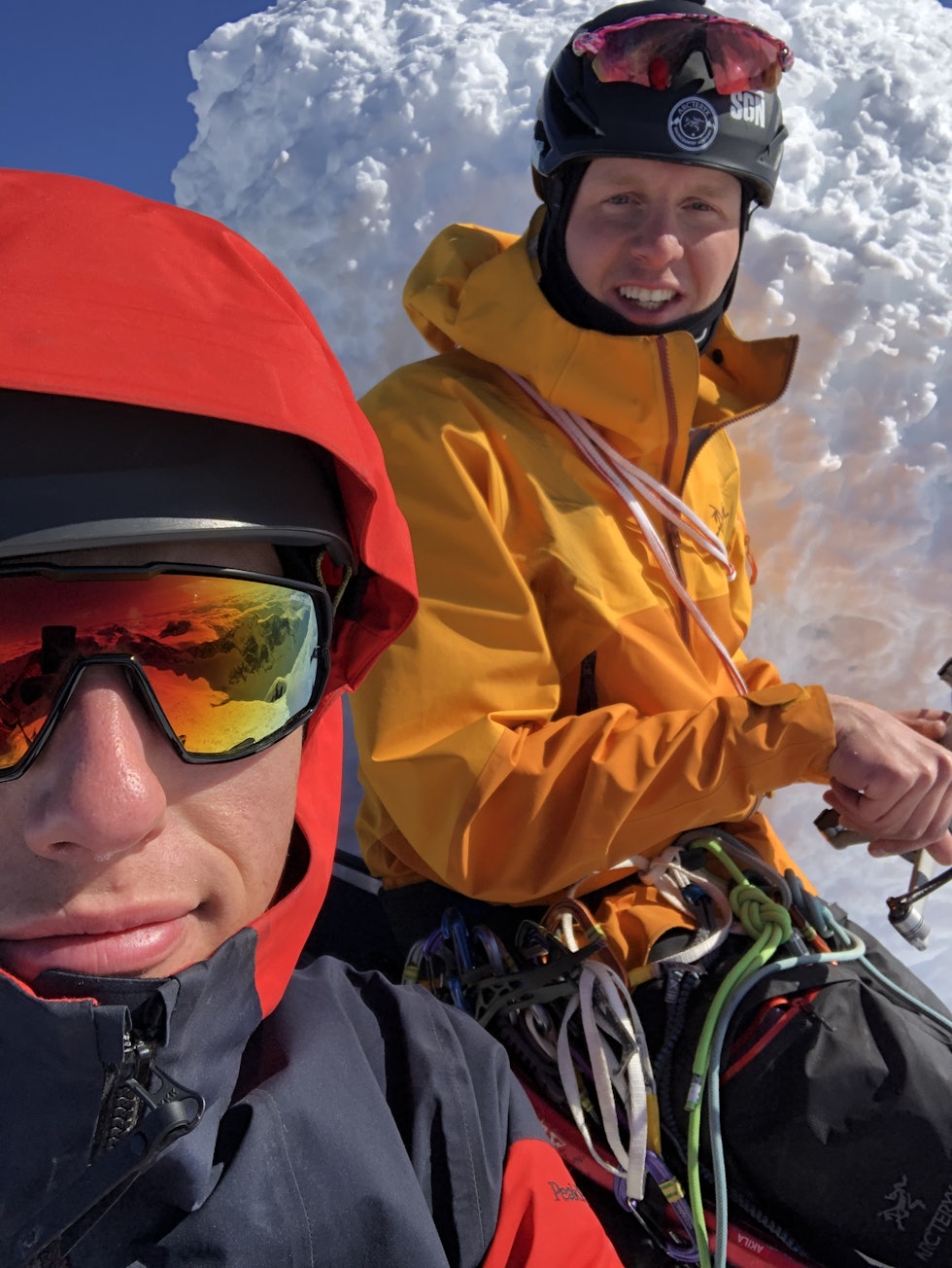FØRST: Henrik Skyttermoen (til venstre) sørget for sikring da Karl Jonas Johnsen kjørte ski fra toppen av Store Skagastølstind i Hurrungane i Jotunheimen. Foto: Henrik Skyttermoen