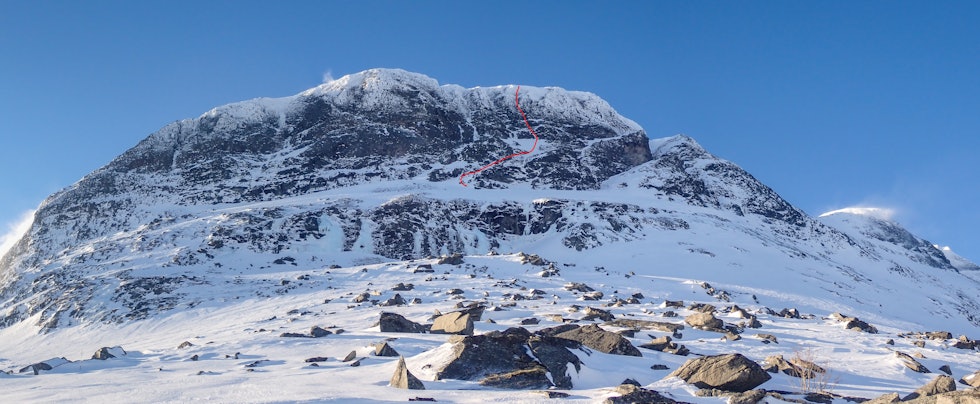 LINJA: Entalpi følger formasjoner til høyre for midten av nordveggen på Hovenmannen. Foto: Nelson Neirinck