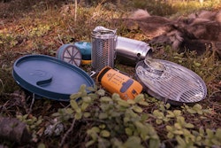 Biolite Campstove Complete Cook Kit kvistbrenner med tilbehør i lyngen.
