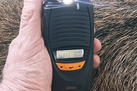 Lys ide: Det er slett ikke dumt å ha lys på radioen, men på-knappen bør være blokkert av tastelåsen, noe Zodiac sier vil bli ordna.  Zodiac Easyhunt Digital jaktradio med påslått led-lys i toppen