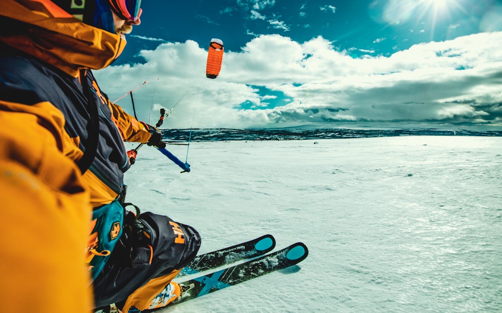 SNØKITE: Joachim Wille på langtur med kiten på fjellet. Foto: Joachim Wille Selfie og snøkite