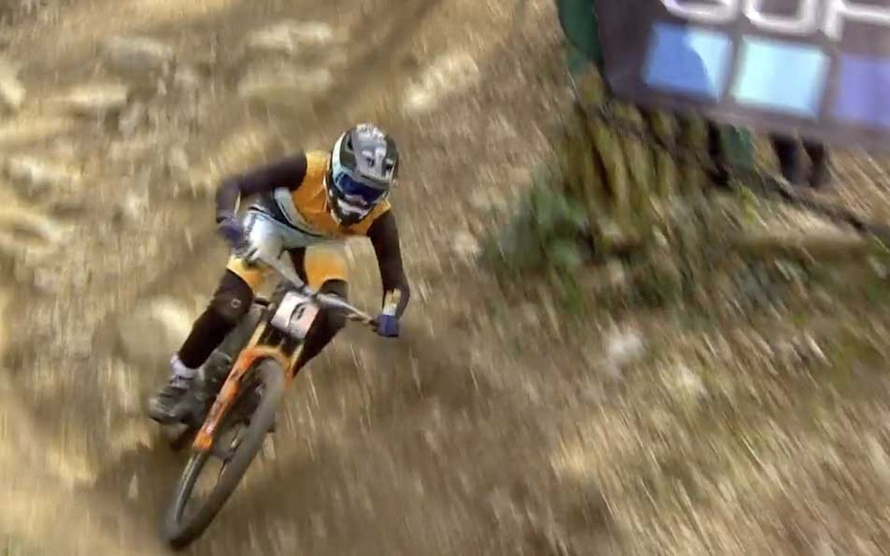 UTENFOR TOPP 10: Mille Johnset fikk en ufrivillig tur av sykkelen tidlig i sitt finale-run, og måtte se en mulig topplassering ryke tidlig. Skjermdump: RedBullTV mille johnset utfor lourdes