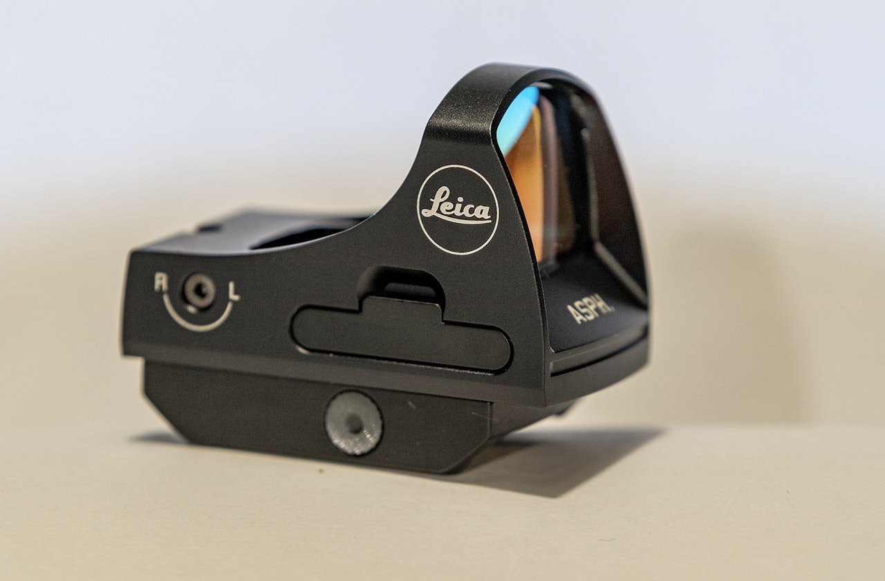 Leica Tempus ASPH rødpunktsikte er ikke billig, men byr på bedre optikk enn de fleste. Leica Tempus ASPH rødpunktsikte fotografert fra siden.