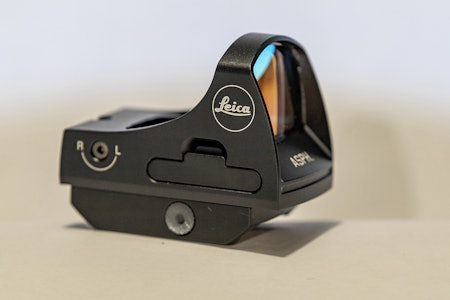 Leica Tempus ASPH rødpunktsikte er ikke billig, men byr på bedre optikk enn de fleste. Leica Tempus ASPH rødpunktsikte fotografert fra siden.
