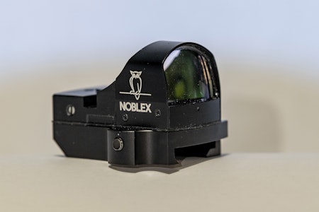 Nærbilde av Noblex Sight II plus rødpunktsikte 