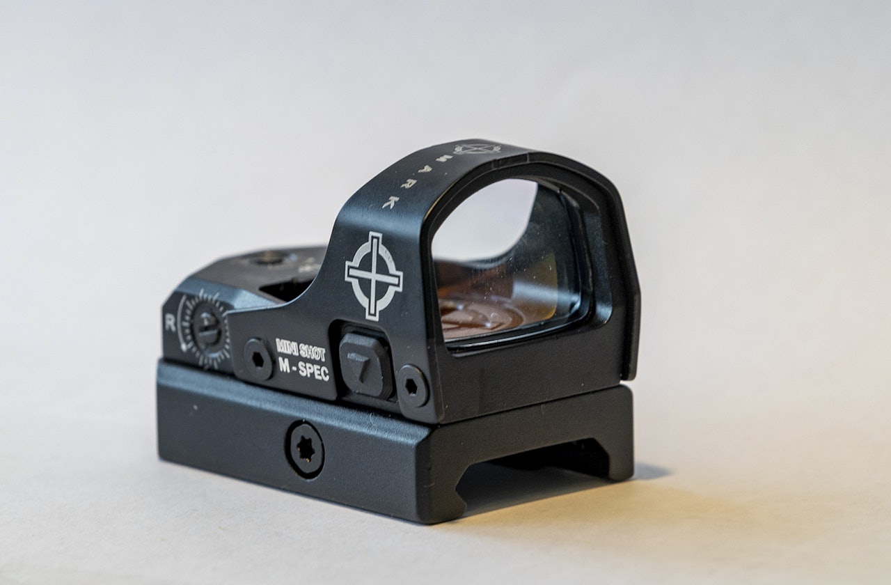Sightmark Minishot M-spec rødpunktsikte byr på en jevn lysprikk. Nærbilde av Sightmark Minishot M-spec rødpunktsikte