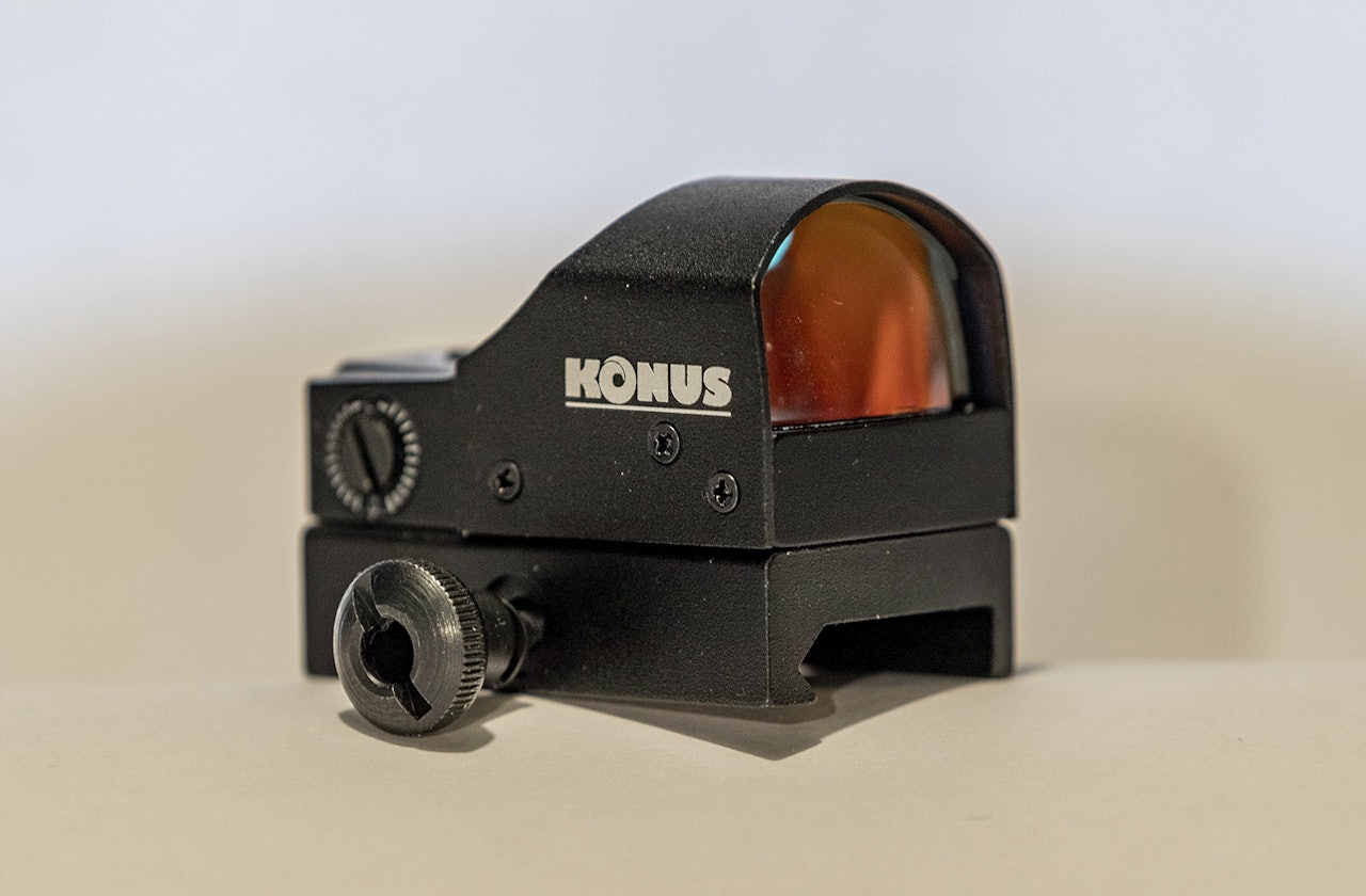 Konus Sight Pro Fission 2.0 er et kompakt rødpunktsikte med montasjeskinne. Nærbilde av Konus Sight Pro Fission 2.0 rødpunktsikte