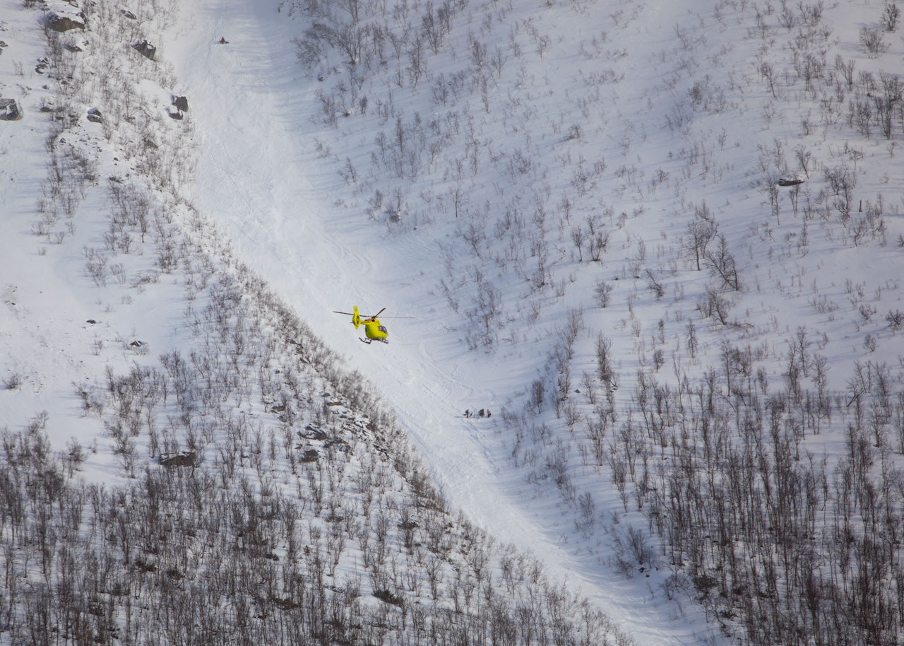 SKREDULYKKE: Skredet gikk i en renne mellom Gruppa på fem skikjørere ble tatt av skred da de nærmet seg toppen av renna mellom Leirbakktinden og Blåruttinden i Malangen. Foto: Maya Meyer/Forsvaret Snøskred Malangen.