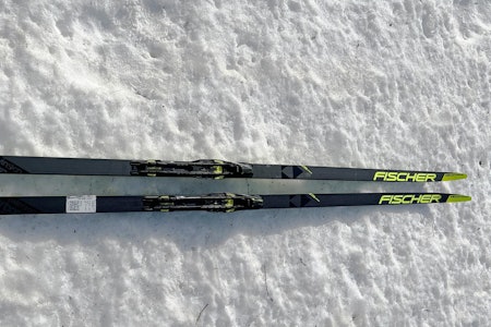 Relativt lavt og mykt spenn med tanke på at det er en felleski. For de som er kjent med Fischer sine konstruksjoner, har de her brukt den velprøvde 902-konstruksjonen. Foto: Geir-Endre Rogn fischer twin skin carbon