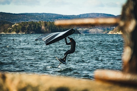 SETT JIBBEN: Lærer du å jibbe med wingfoilen begge veier, blir tiden på foilen også betraktelig lenger. Foto: Christian Nerdrum SETT JIBBEN: Lærer du å jibbe med wingfoilen begge veier, blir tiden på foilen også betraktelig lenger. Foto: Christian Nerdrum
