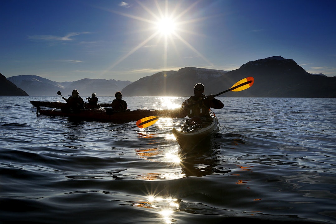 DRØMME-GRØNLAND: Det blir ikke bedre enn dette; å padle kajakk i verdens største nasjonalpark, på verdens største øy. Foto: Paal Audestad kajak4