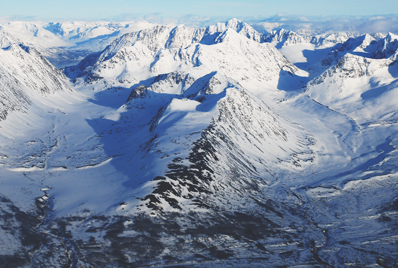 DØDSULYKKE: Personen skal ha blitt funnet omkommet i fjellsiden i midten av bildet.. De skal ha blitt funnet rundt 300 moh., altså i skogsområdet som befinner seg ned mot høyre av bildet. Foto: Lorentz Mandal Veidalsfjellet