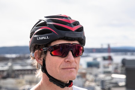 SMART HJELM: Livall-hjelmen ser ut som en ganske så vanlig hjelm, men har mye elektronikk bygget inn. Foto: Henrik Alpers Test av Livall BH 62 neo