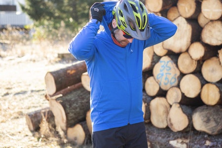 HETTEJAKKE: 7Mesh Callaghan Hoodie er en varm hettejakke til stisykling på kjølige dager.  test hettejakke terrengsykkel