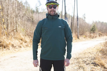 TURPLAGG: Anorakken er ingen ny oppfinnelse, men plagget er ikke spesielt vanlig i sykkelmote.  test poc anorakk sykling