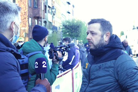 STYRER FRA BILEN: Gino Van Oudenhove skal lose Uno-X-rytterne gjennom søndagens Flandern rundt. Foto: Knut Andreas Lone