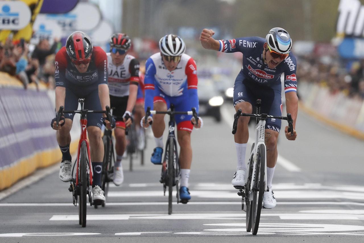 SOLID: Mathieu van der Poel leverte en overbevisende og rutinert spurt, da han vant Flandern rundt 2022. Foto: Cor Vos. SOLID: Mathieu van der Poel leverte en overbevisende og rutinert spurt, da han vant Flandern rundt 2022. Foto: Cor Vos.