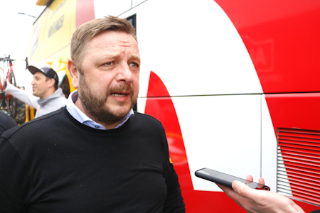 BEINHARDT: – Vi kan ikke forvente noe mer av laget i dag, sier sportsdirektør i Uno-X, Gino van Oudenhove. Foto: Knut Andreas Lone. BEINHARDT: – Vi kan ikke forvente noe mer av laget i dag, sier sportsdirektør i Uno-X, Gino van Oudenhove. Foto: Knut Andreas Lone.