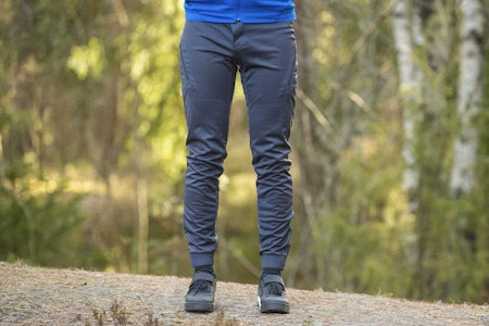 TRANG: Pearl Izumi-buksa har litt merkelig passform, mener vi. Den er passe på lengde, men stram rundt lårene. Foto: Snorre Veggan. sykkelbukse pearl izumi