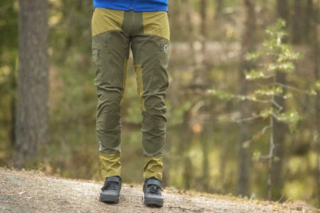 KLASSIKER: Fjørå-buksa har vært med i en årrekke, vi har testet den dyreste varianten med Gore Tex Infinium. Foto: Snorre Veggan.  norrøna fjørå sykkelbukse
