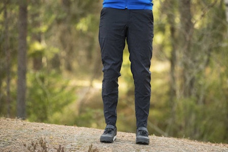 ENKEL: Giro Havoc er ei ganske ukomplisert og rimelig langbukse for sykling. Foto: Snorre Veggan.  sykkelbukse langbukse