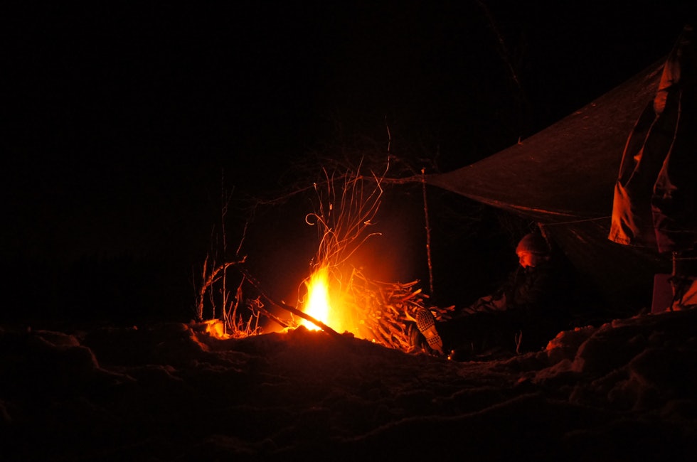 BÅLKOS: Miriam ved bålet et steds nord om Synnfjell rundt nyttår. Foto: Kjell-Harald Myrseth 