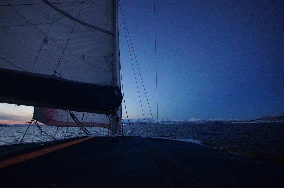 DEN BLÅ TIMEN: Dagen går mot kveld i Vesterålen, og den blå timen ruver over havet. Foto: Kjell-Harald Myrseth