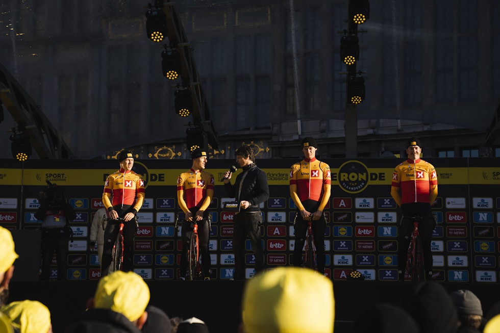 NOORSE ALAPHILIPPE: Tobias Halland Johannessen intervjues på lagpresentasjonen i Antwerpen. Foto: Wordup Projects/Uno-X Pro Cycling NOORSE ALAPHILIPPE: Tobias Halland Johannessen intervjues på lagpresentasjonen i Antwerpen. Foto: Wordup Projects/Uno-X Pro Cycling