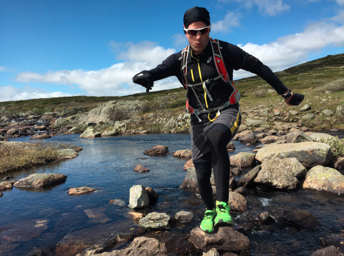 OVER STOKK OG Sein. Sondre Rønjom behersker balansering på stein over vidda meget bra. Løping hardangervidda