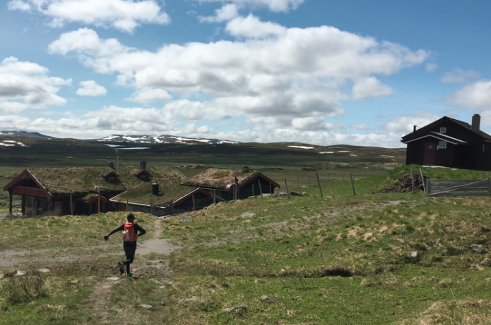 Første etappe på 9 kilometer til Tuva turisthytte er unnagjort. Første etappe på 9 kilometer til Tuva turisthytte er unnagjort.