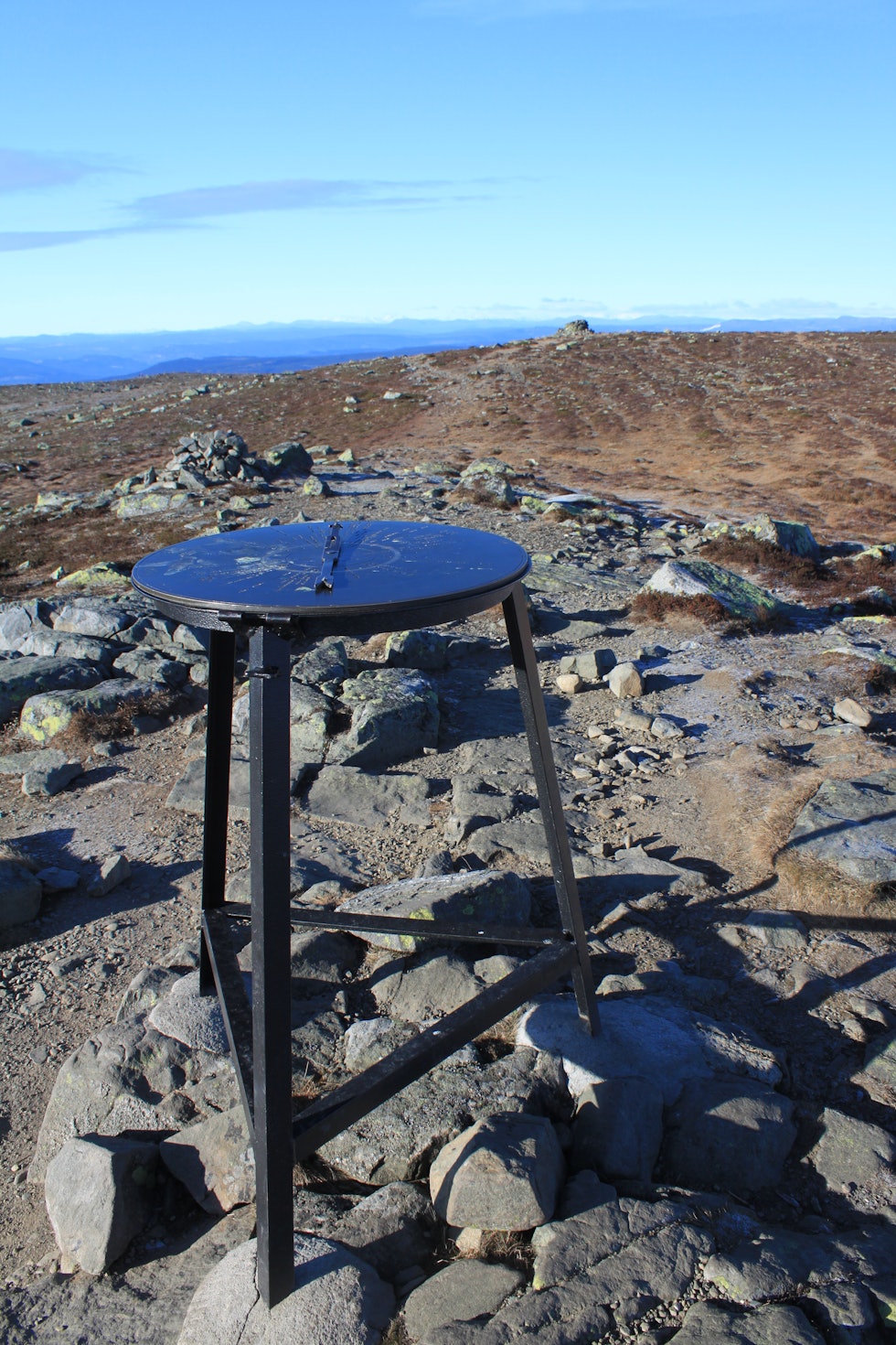 Sikteskiva på Nevelfjell (1089 moh.) hvor topper i fjern og nær kan peiles inn. Sikteskiva på Nevelfjell (1089 moh.) hvor topper i fjern og nær kan peiles inn.
