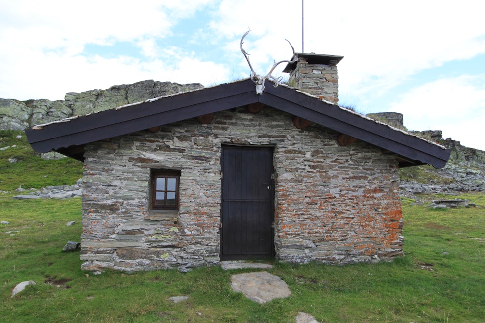 Friisbua ble bygd i 1878 av forfatteren og professoren J.A.Friis. Den ligger på Friisveiens høyeste punkt, rett ved Åstdalstjørna naturreservat. Friisbua ble bygd i 1878 av forfatteren og professoren J.A.Friis. Den ligger på Friisveiens høyeste punkt, rett ved Åstdalstjørna naturreservat.