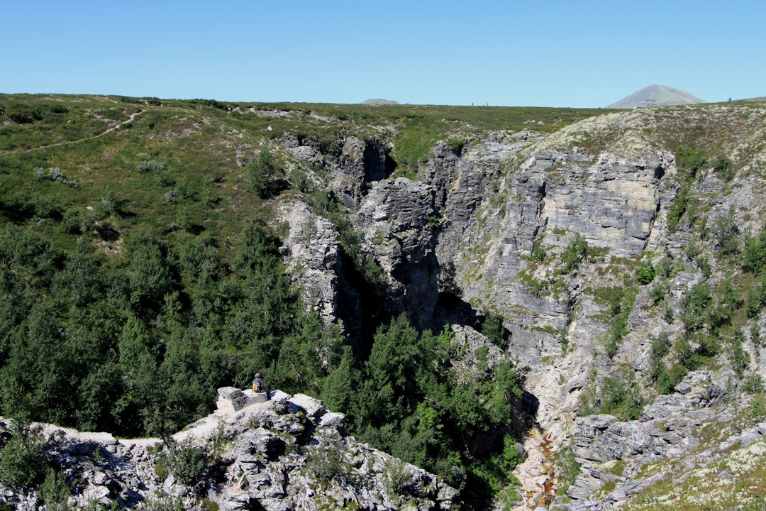 Dørfallet skjærer seg inn i viddelandskapet på Venabygdsfjellet. Dørfallet skjærer seg inn i viddelandskapet på Venabygdsfjellet.